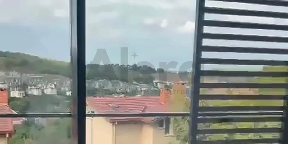 Villada cam yüzey, balkon korkuluğu ve manzara
