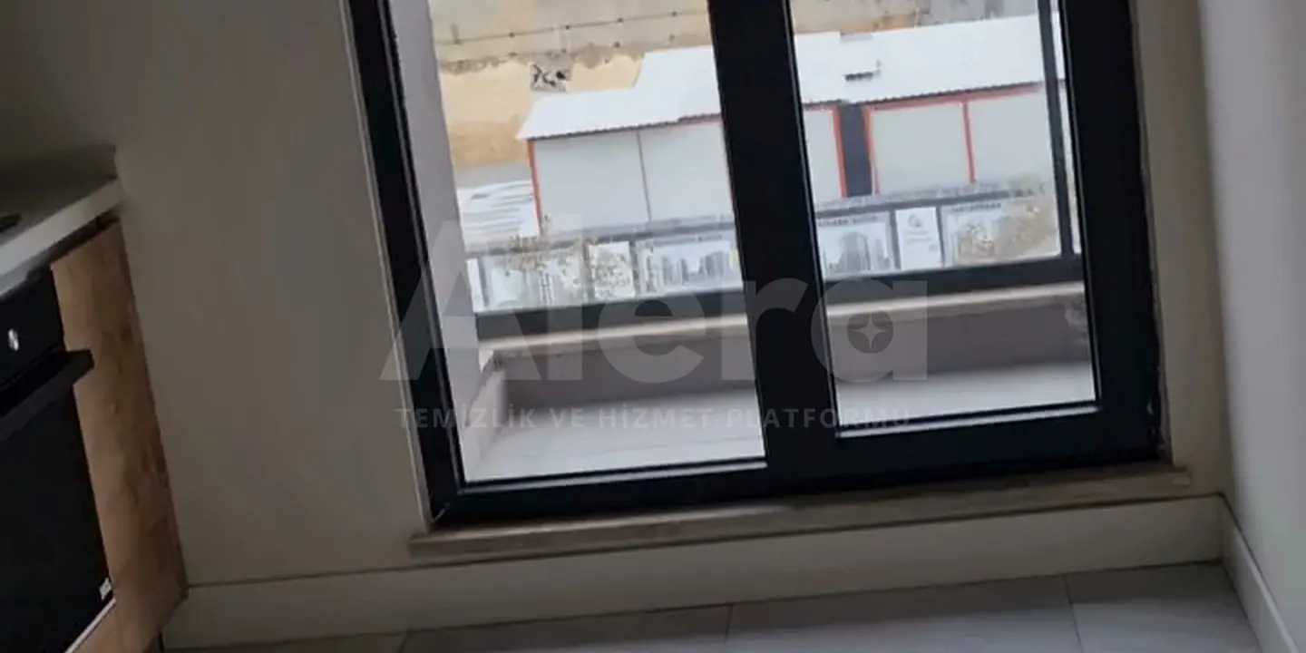 Boş dairede mutfak penceresi ve ankastre fırın; ev temizliği sonrası görünüm