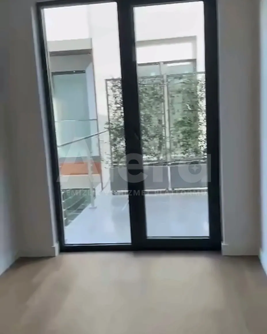 Villada cam kapılı oda ve temiz parke zemin